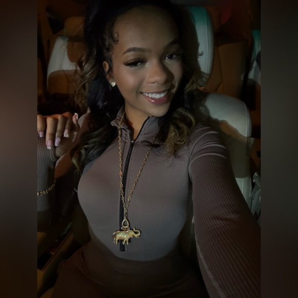 Meet your Posher, Olivia - Picture 1 of 2